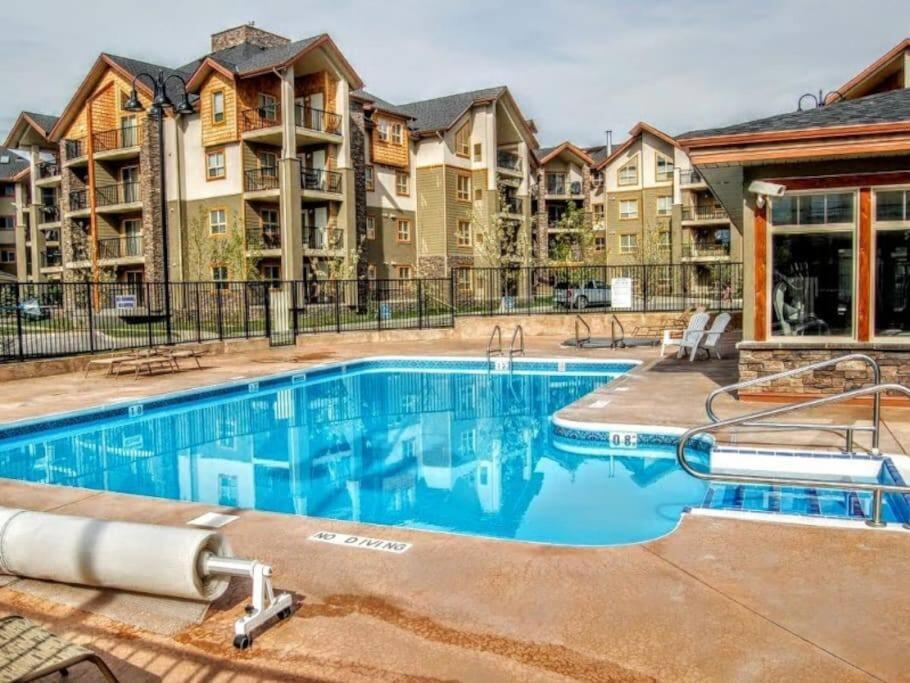 Chic Retreat, Modern, Pool, Hot Tub, Gym Invermere