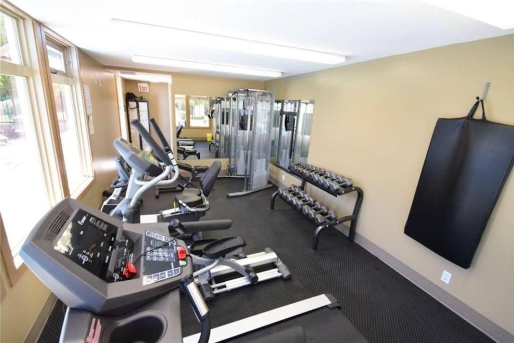 Chic Retreat, Modern, Pool, Hot Tub, Gym Appartement