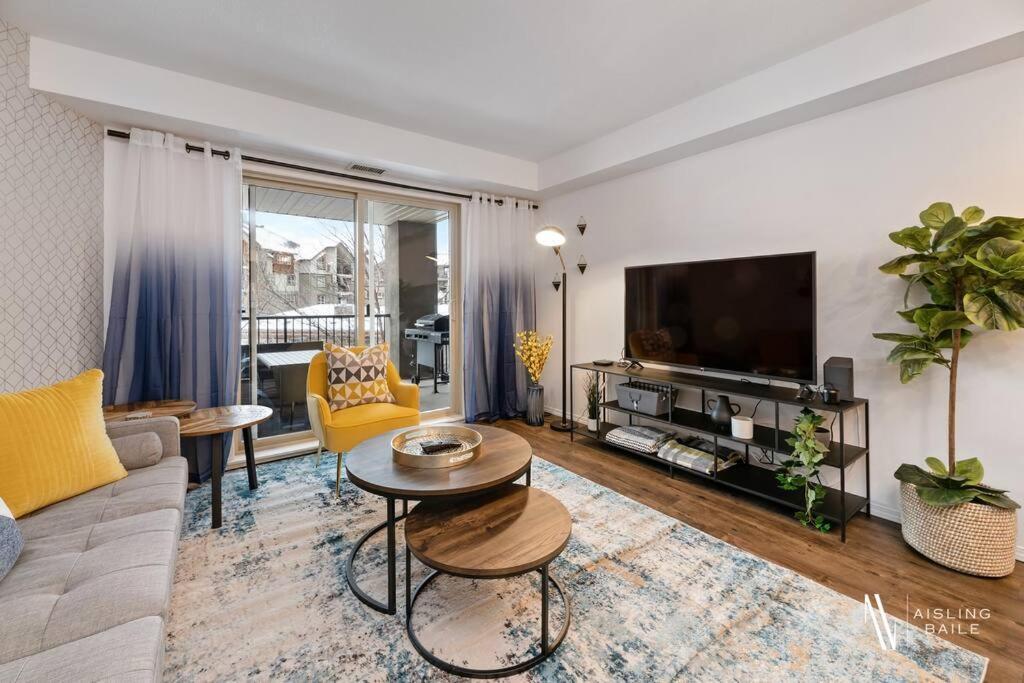 Apartment Chic Retreat, Modern, Pool, Hot Tub, Gym Invermere