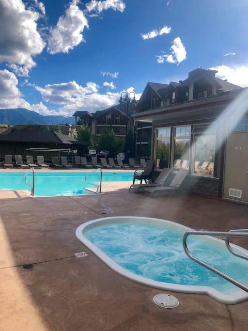 Apartment Chic Retreat, Modern, Pool, Hot Tub, Gym *