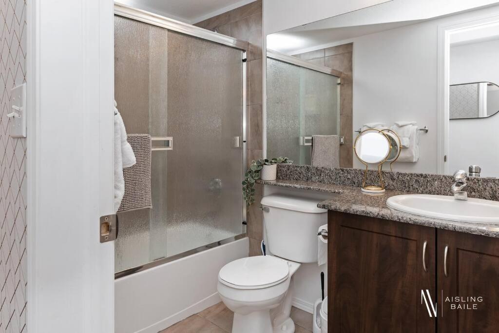 Chic Retreat, Modern, Pool, Hot Tub, Gym Apartment